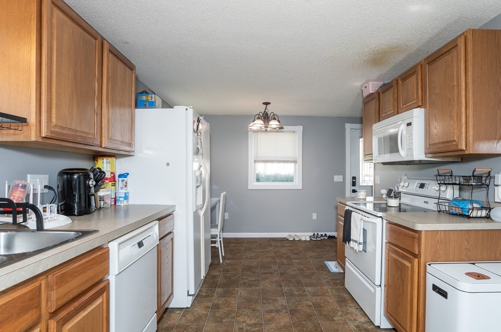 37 Greenwich Rd, Ware MA 01082-9304 exterior