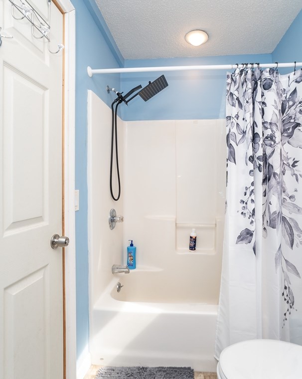 37 Greenwich Rd, Ware MA 01082-9304 exterior