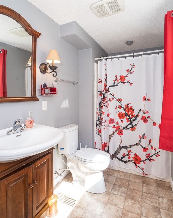 37 Greenwich Rd, Ware MA 01082-9304 exterior