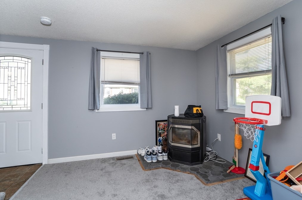 37 Greenwich Rd, Ware MA 01082-9304 exterior