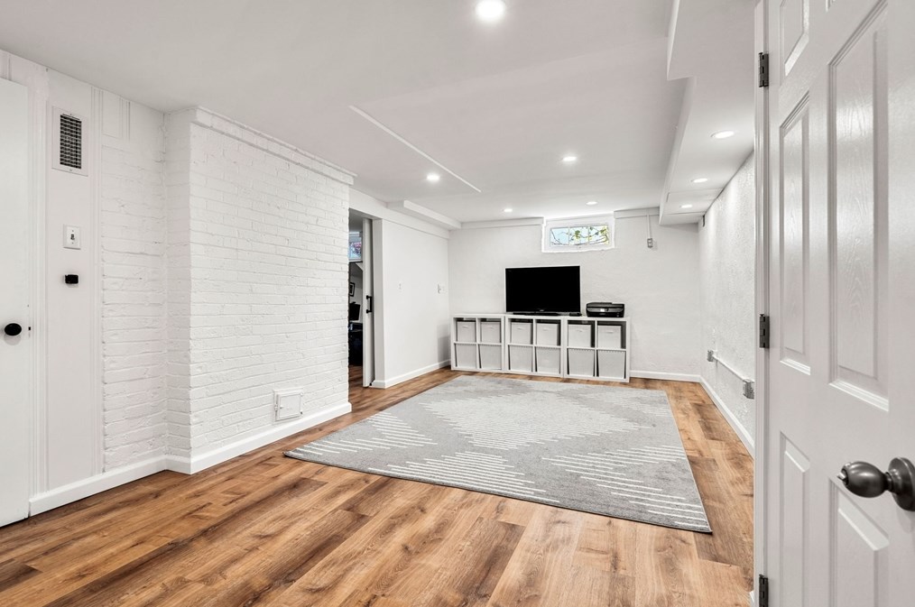 14 Pierrepont Rd, Newton MA 02462-1126 exterior