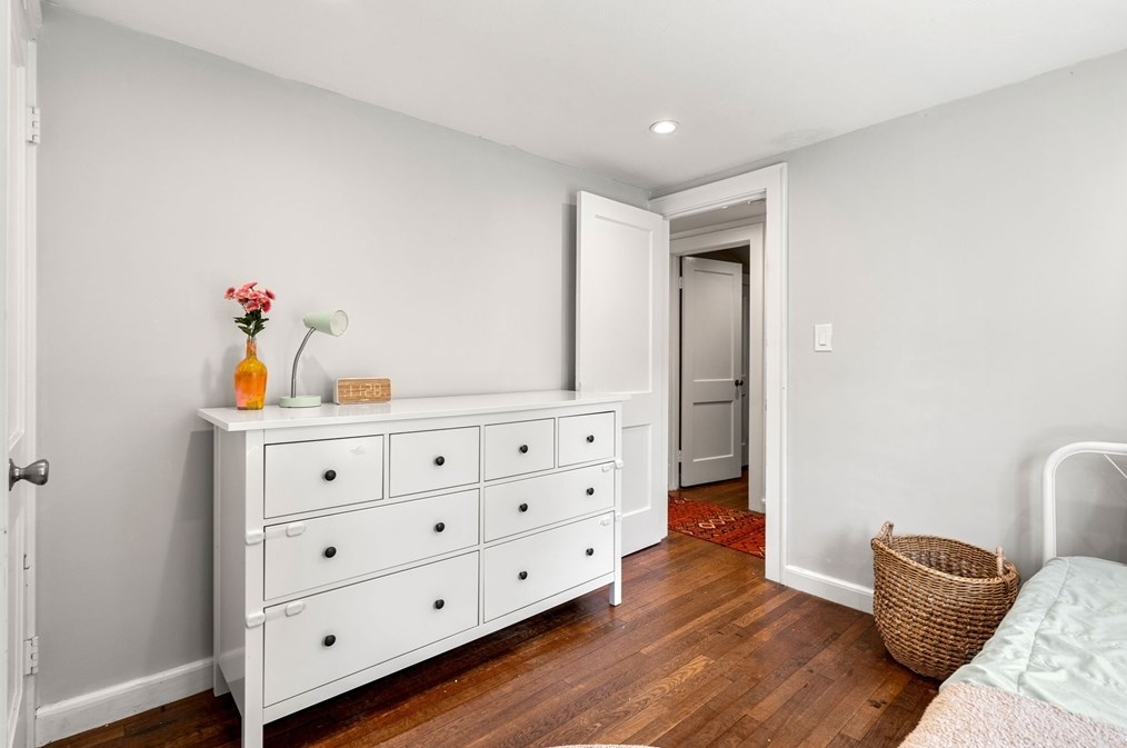 14 Pierrepont Rd, Newton MA 02462-1126 exterior