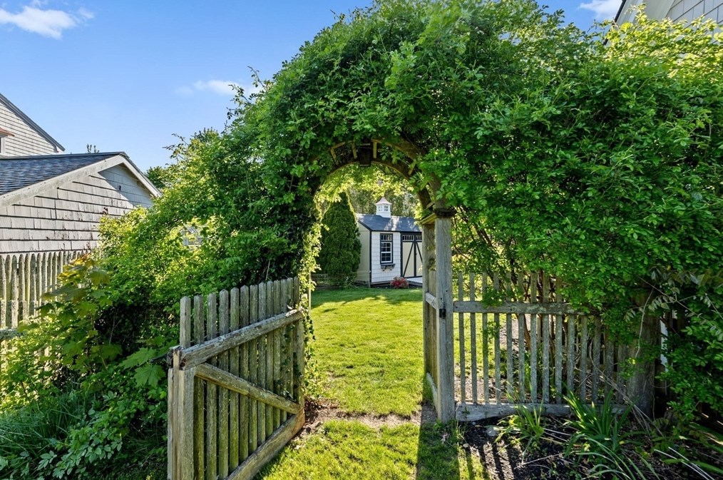 47 Lafayette Ave, Hingham MA 02043-2430 exterior