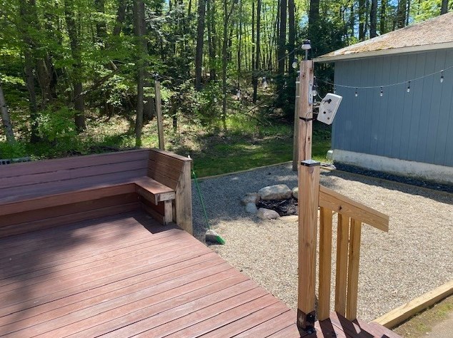 4 Jerry Ln, Granby, MA 01033 exterior