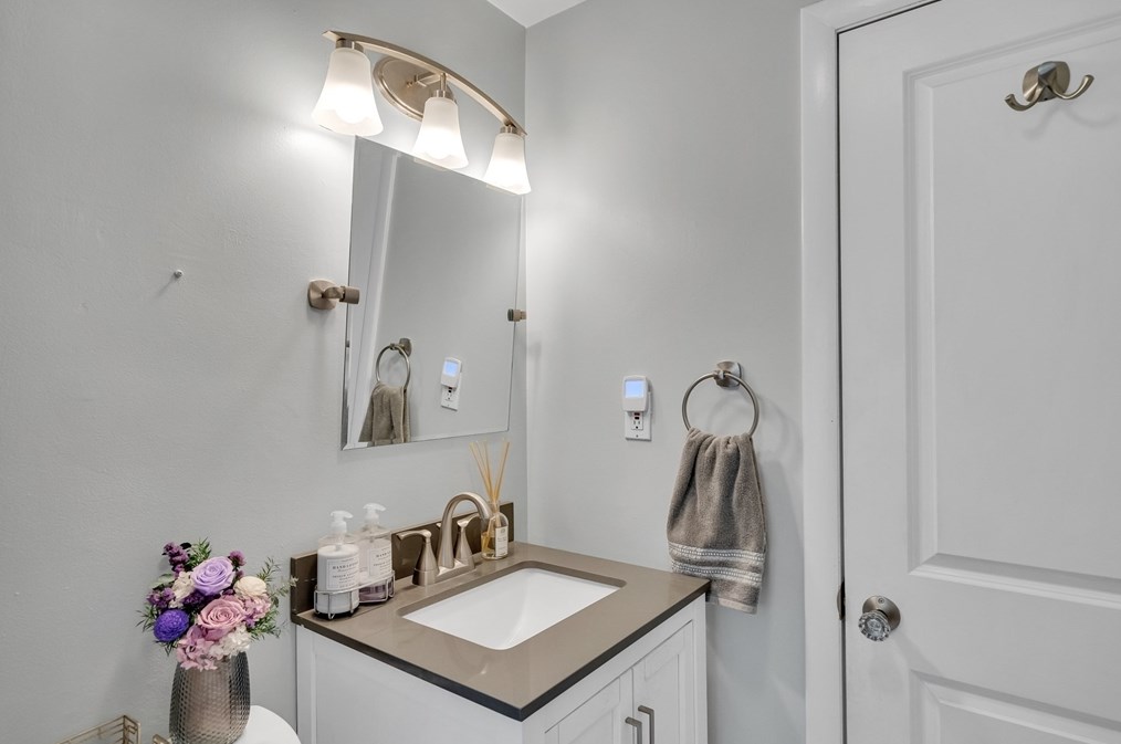 20 Chandler Rd, Burlington MA 01803-1802 exterior