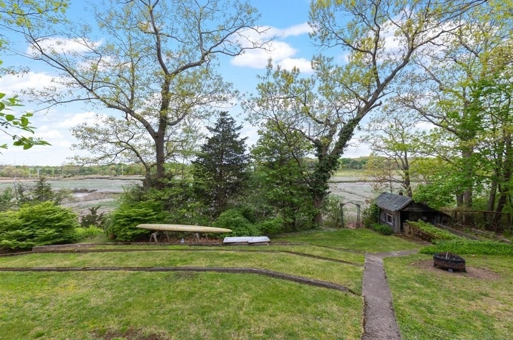 60 Clinton Rd, Weymouth MA 02189-3010 exterior