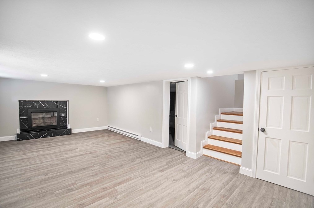 7 Lantern Ln, Chelmsford MA 01824-4566 exterior