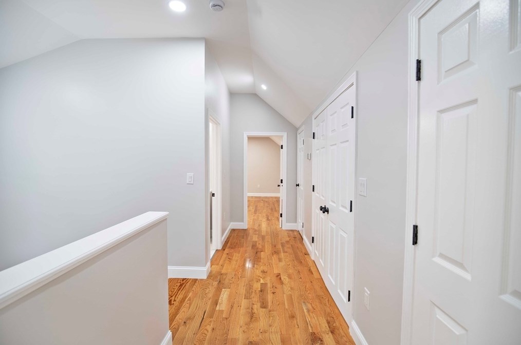 7 Lantern Ln, Chelmsford MA 01824-4566 exterior