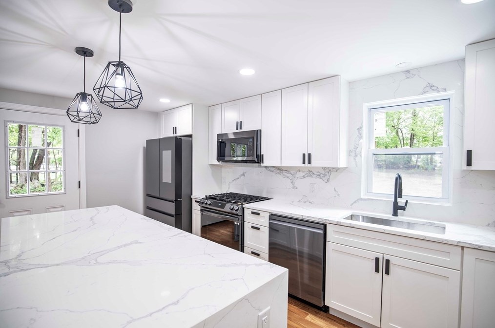 7 Lantern Ln, Chelmsford MA 01824-4566 exterior