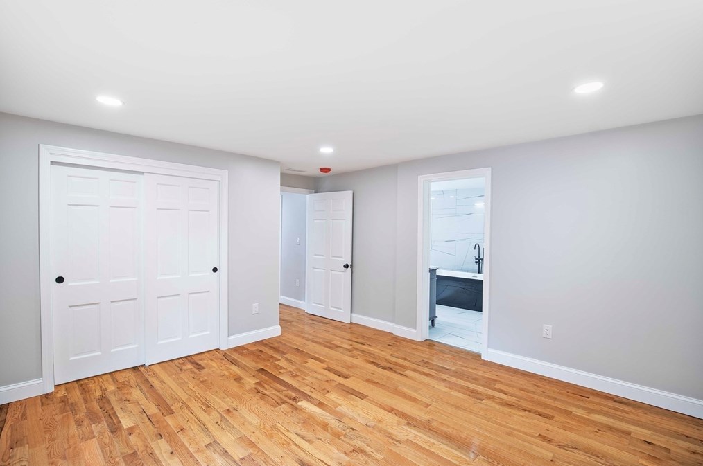 7 Lantern Ln, Chelmsford MA 01824-4566 exterior