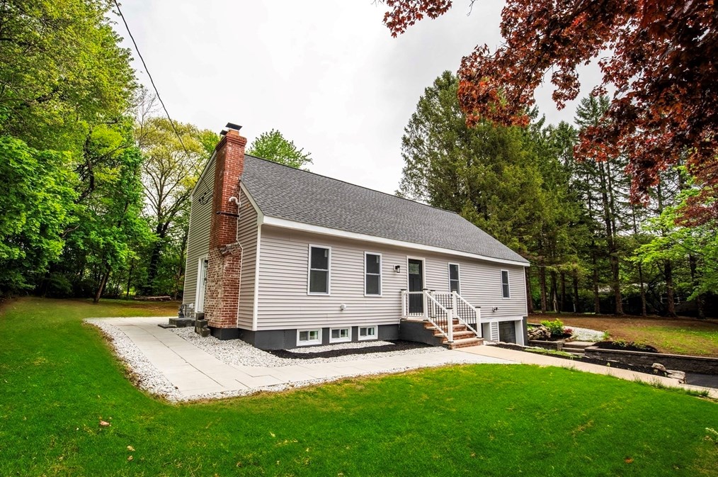 7 Lantern Ln, Chelmsford MA 01824-4566 exterior