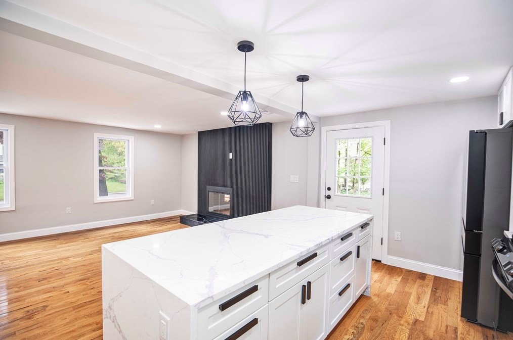 7 Lantern Ln, Chelmsford MA 01824-4566 exterior