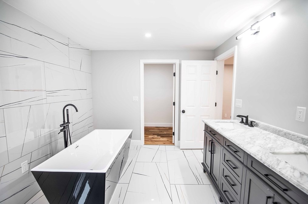 7 Lantern Ln, Chelmsford MA 01824-4566 exterior