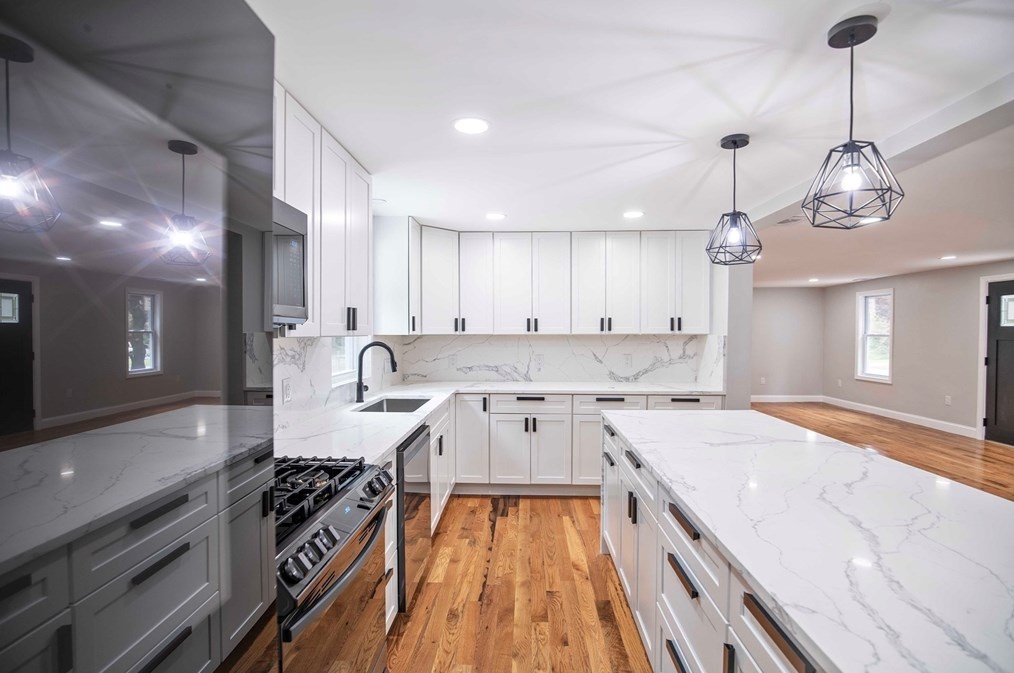 7 Lantern Ln, Chelmsford MA 01824-4566 exterior