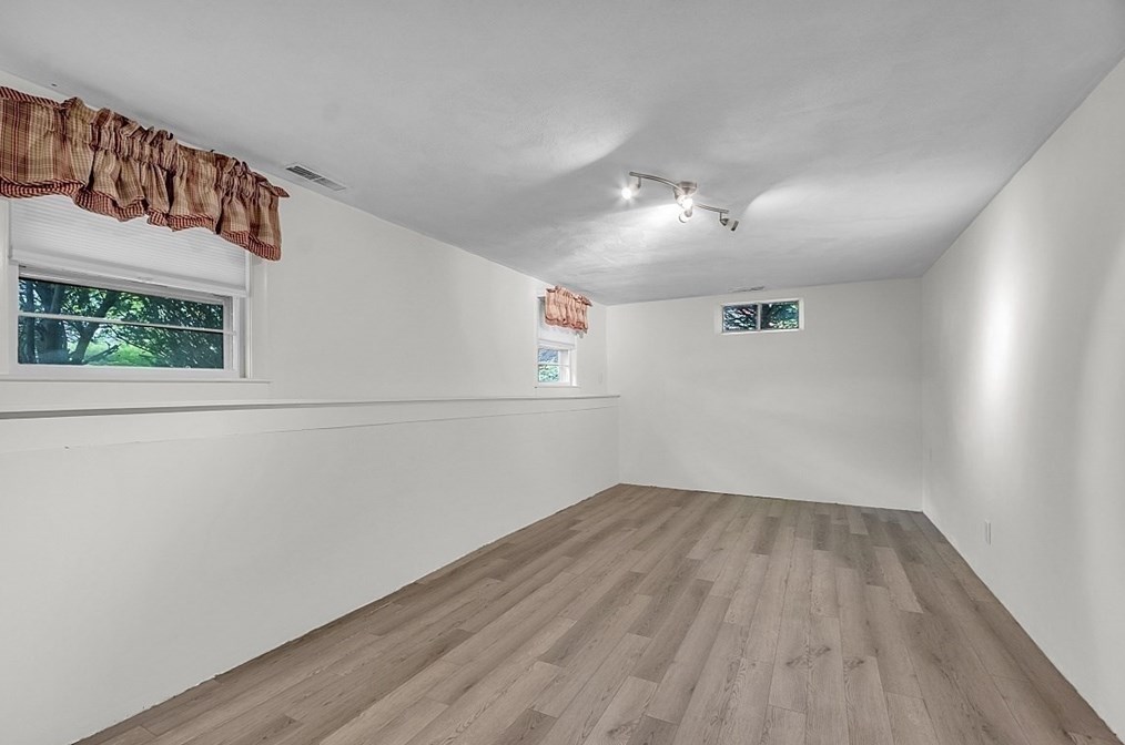 8 Joval Ct, Franklin MA 02038-2704 exterior