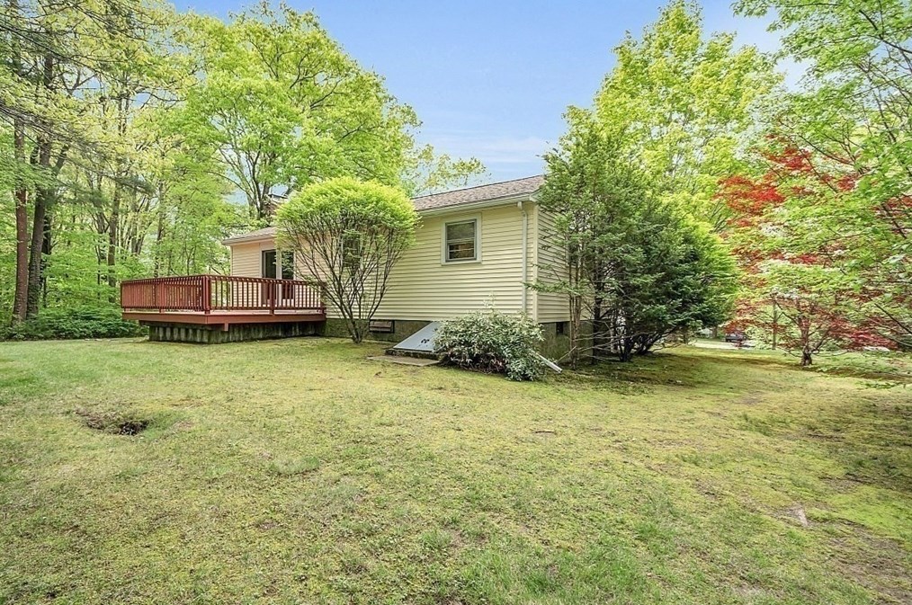 8 Joval Ct, Franklin MA 02038-2704 exterior