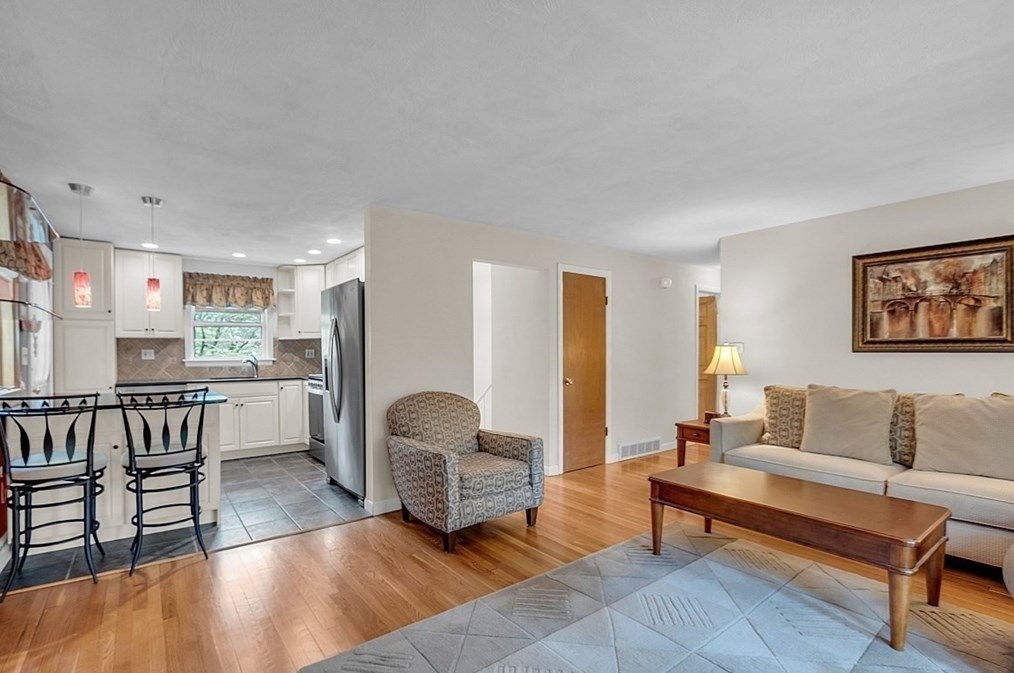 8 Joval Ct, Franklin MA 02038-2704 exterior