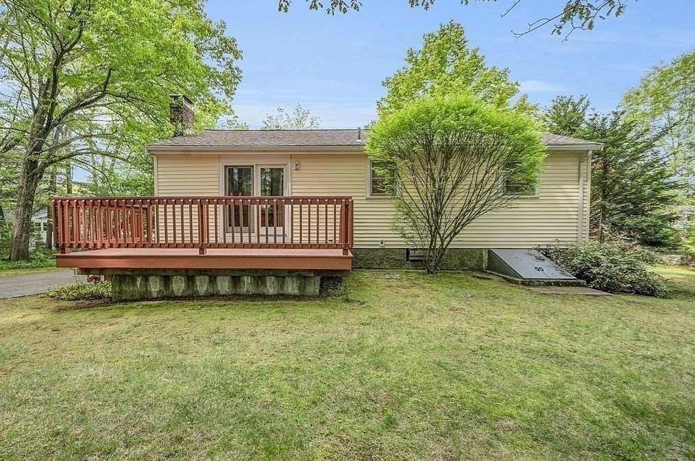 8 Joval Ct, Franklin MA 02038-2704 exterior