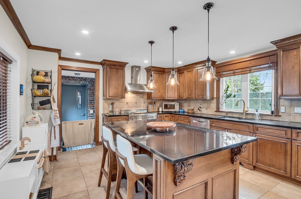 27 Kimball Ave, Ipswich MA 01938-1206 exterior