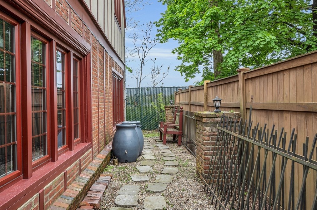 27 Kimball Ave, Ipswich MA 01938-1206 exterior