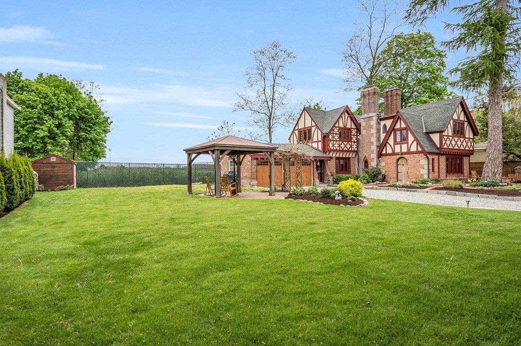 27 Kimball Ave, Ipswich MA 01938-1206 exterior