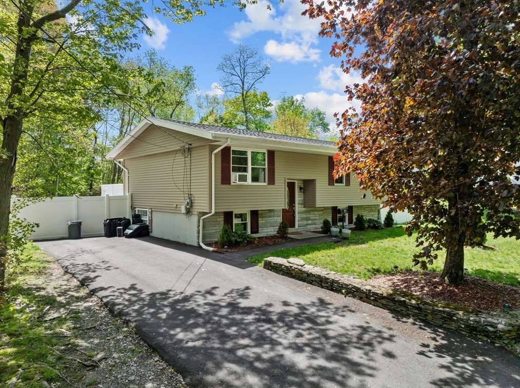 74 Briggs St, Taunton MA 02780-4806 exterior