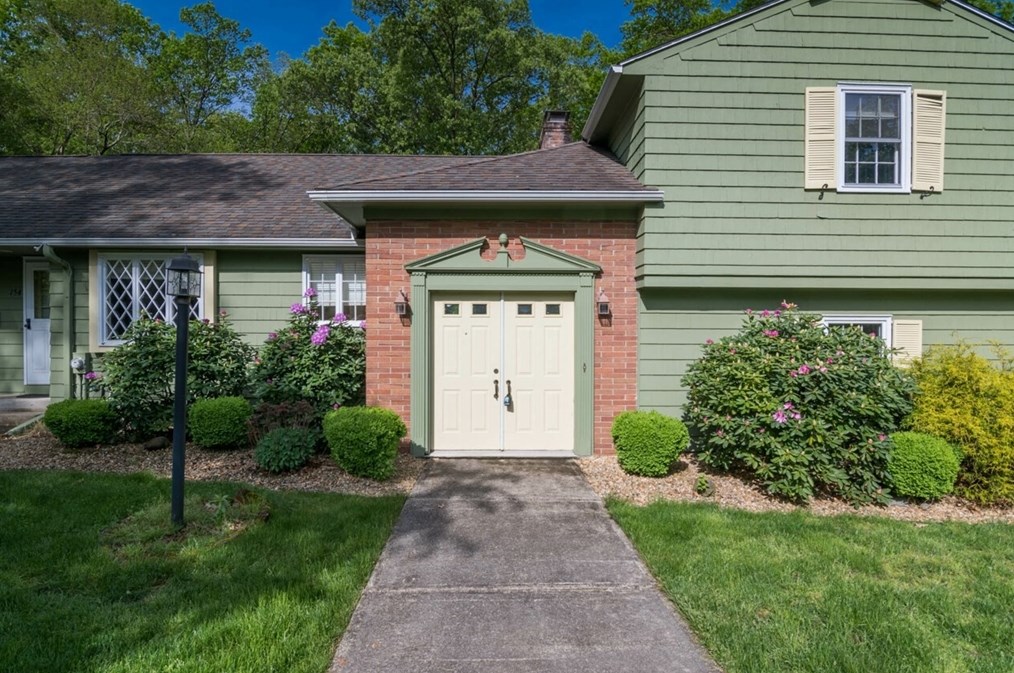 154 Deepwoods Dr, Springfield, MA 01106