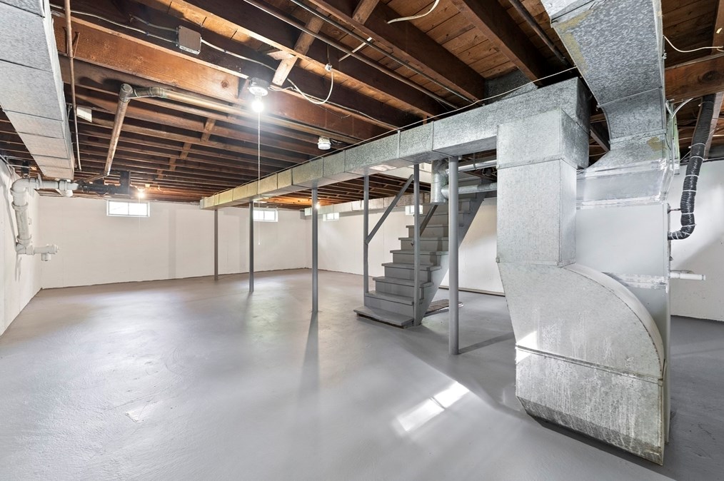 68 Crestmont St, Springfield MA  01108-3314 exterior