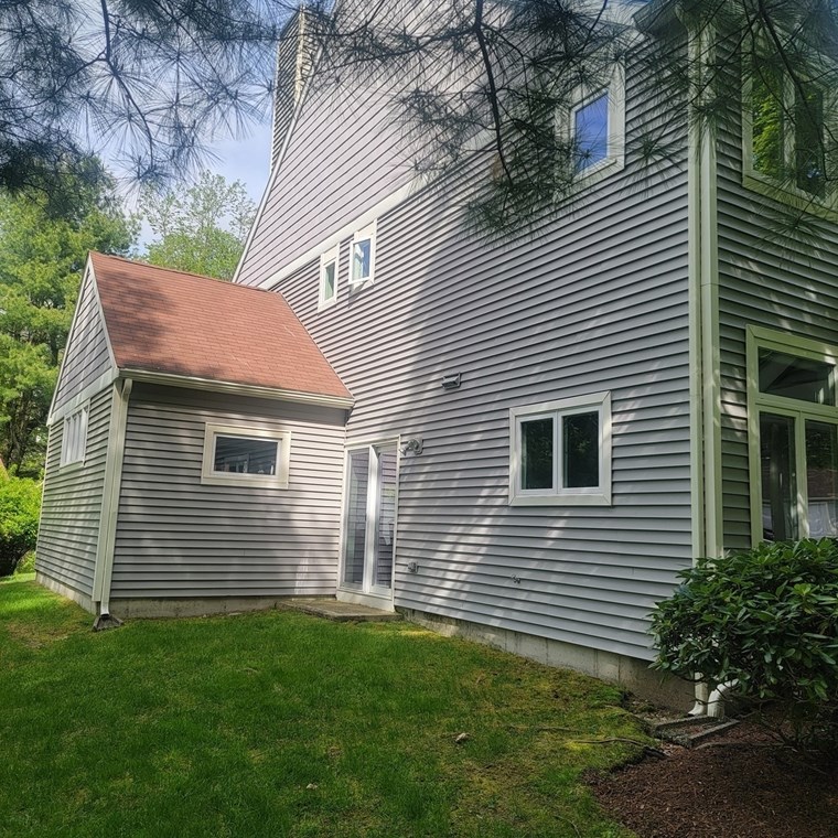 8 Michaels Grn, Woburn, MA 01801 exterior