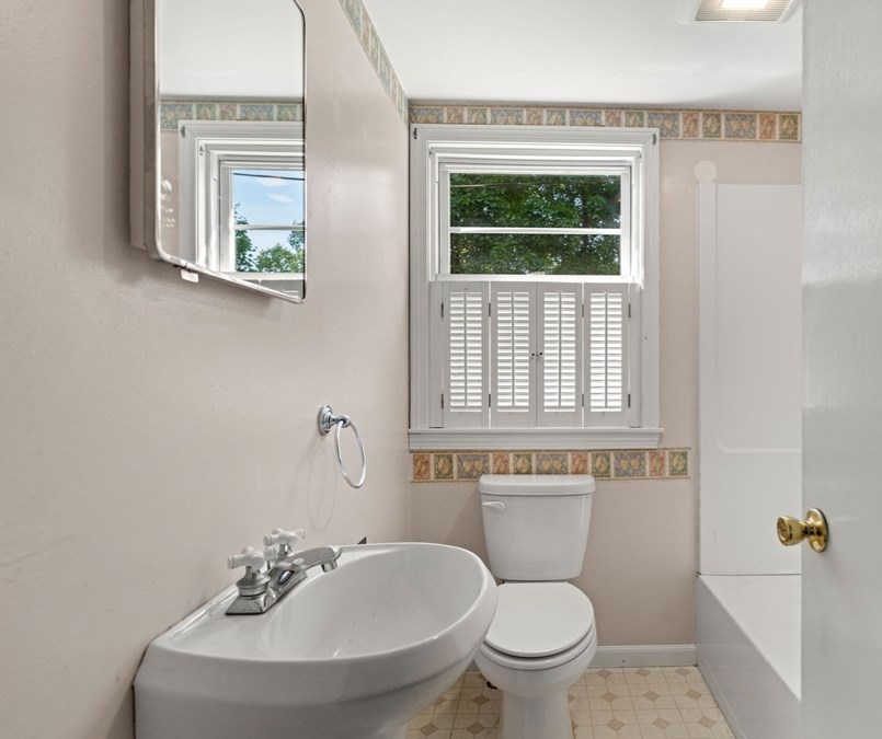 52 Middle Rd, Merrimac MA 01860-2414 exterior