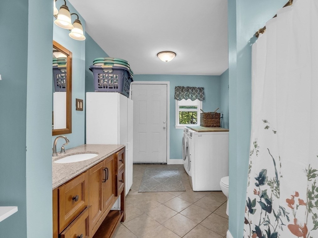 25 Maplewood Ave, Tyngsborough MA 01879-1611 exterior