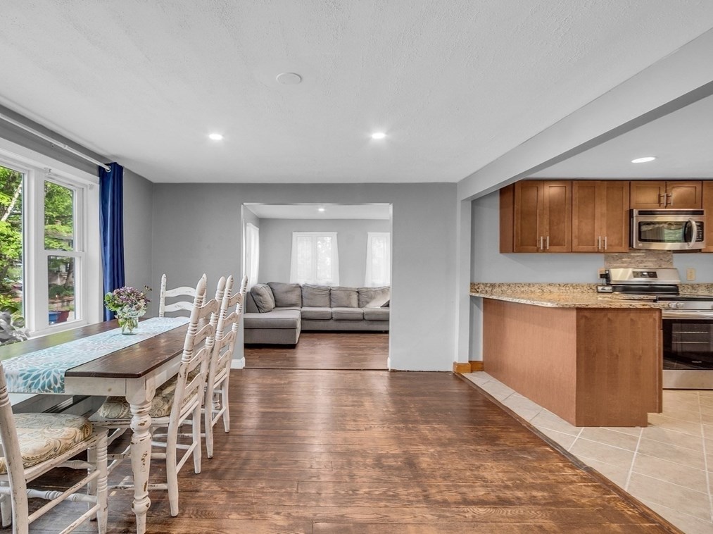 25 Maplewood Ave, Tyngsborough MA 01879-1611 exterior