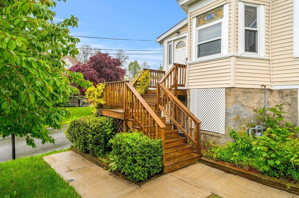 87 Sidney St, Fall River, MA 02720-1531