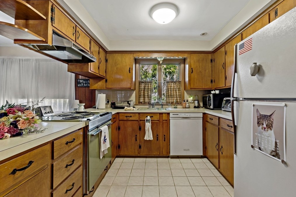 50 Rosewood Dr, Seekonk MA exterior