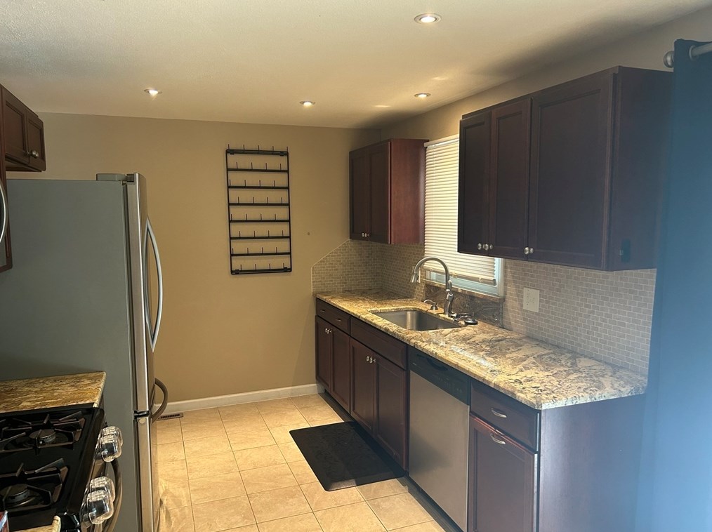 370 Tiffany St, Springfield MA  01108-3336 exterior