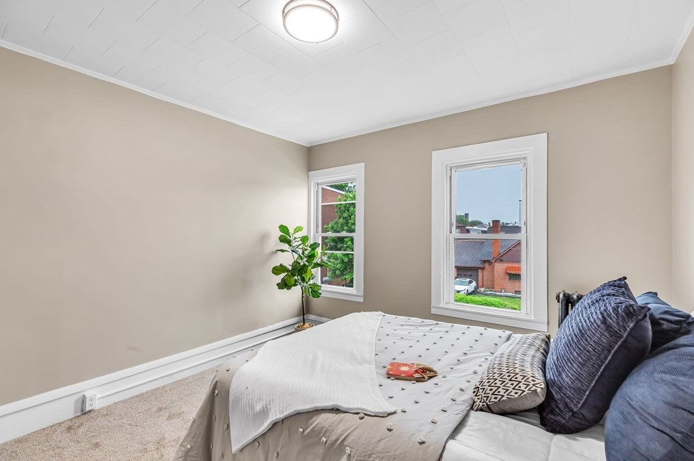 59 Pne St, Holyoke MA 01040-3934 exterior