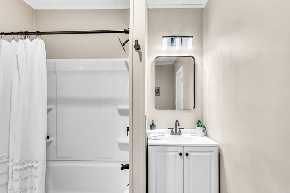 59 Pne St, Holyoke MA 01040-3934 exterior