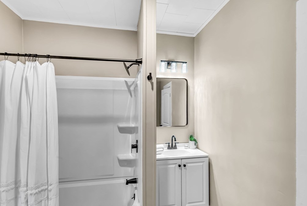 59 Pne St, Holyoke MA 01040-3934 exterior