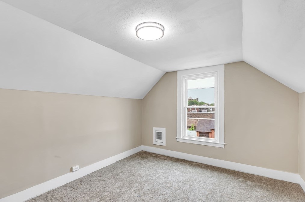 59 Pne St, Holyoke MA 01040-3934 exterior