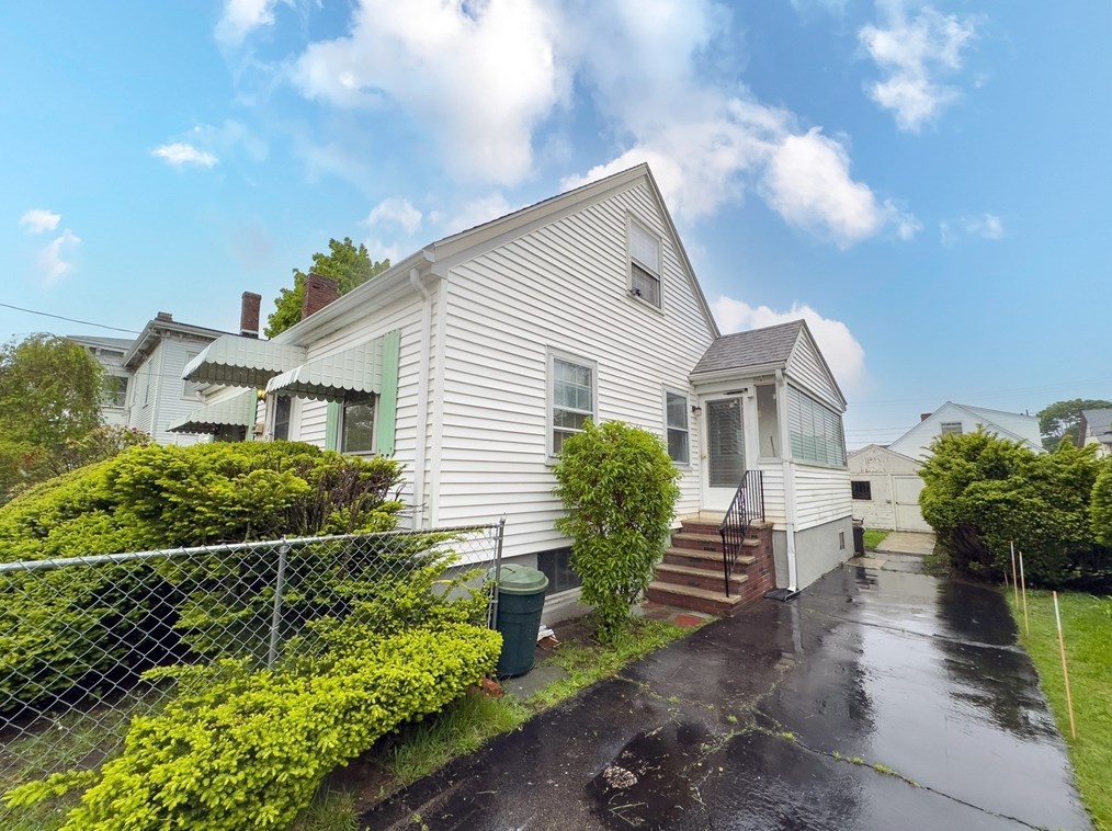 12 Hodges Ct, Quincy, MA 02171