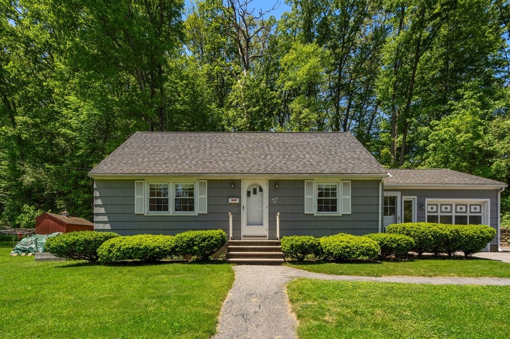 25 Linda Ave, Auburn, MA 01501-1925