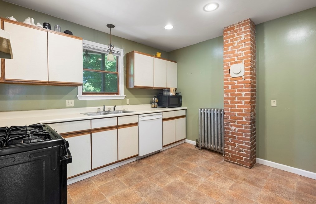 314 Springfield St, Chicopee MA 01013-2834 exterior