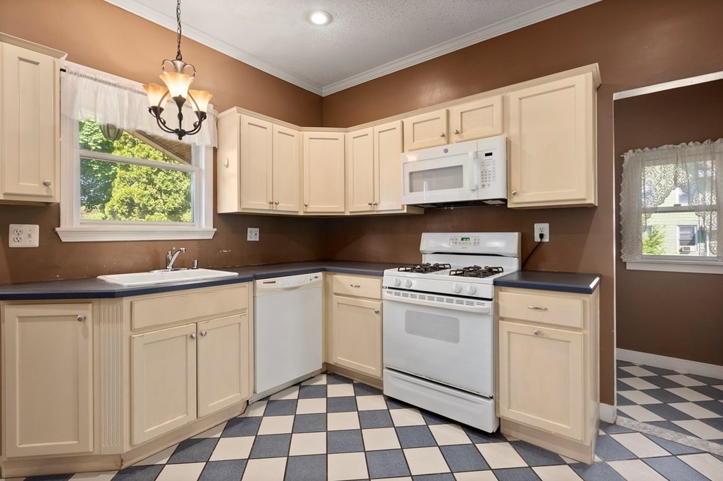 314 Springfield St, Chicopee MA 01013-2834 exterior