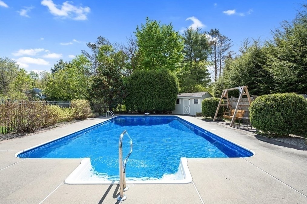 132 Pleasant St, Northborough MA 01532-1736 exterior