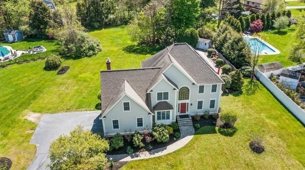 132 Pleasant St, Northborough MA 01532-1736 exterior