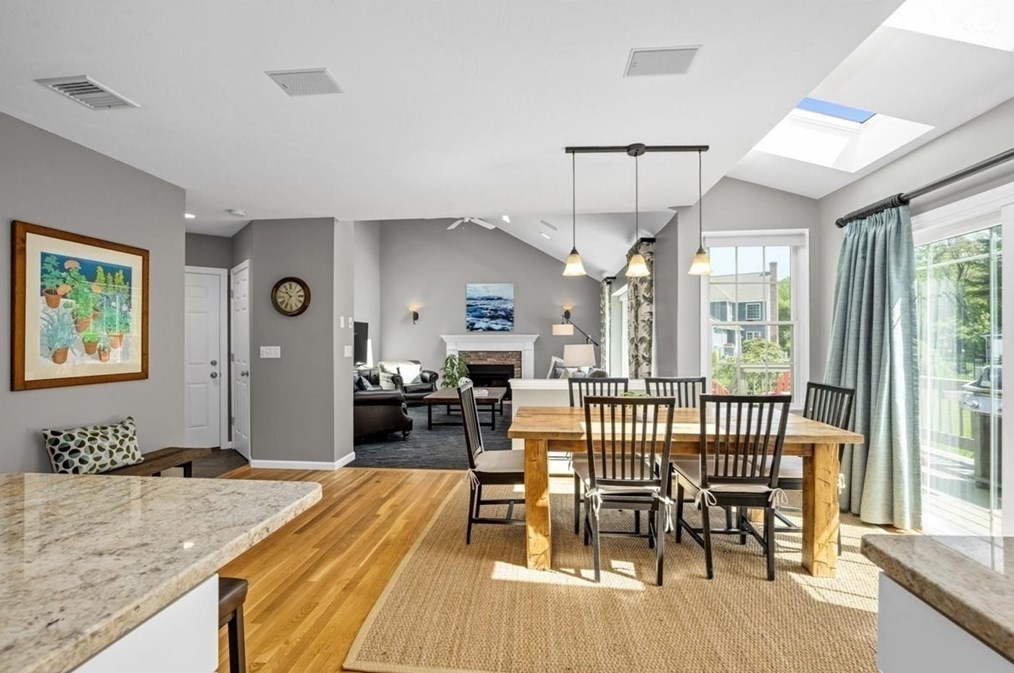 132 Pleasant St, Northborough MA 01532-1736 exterior