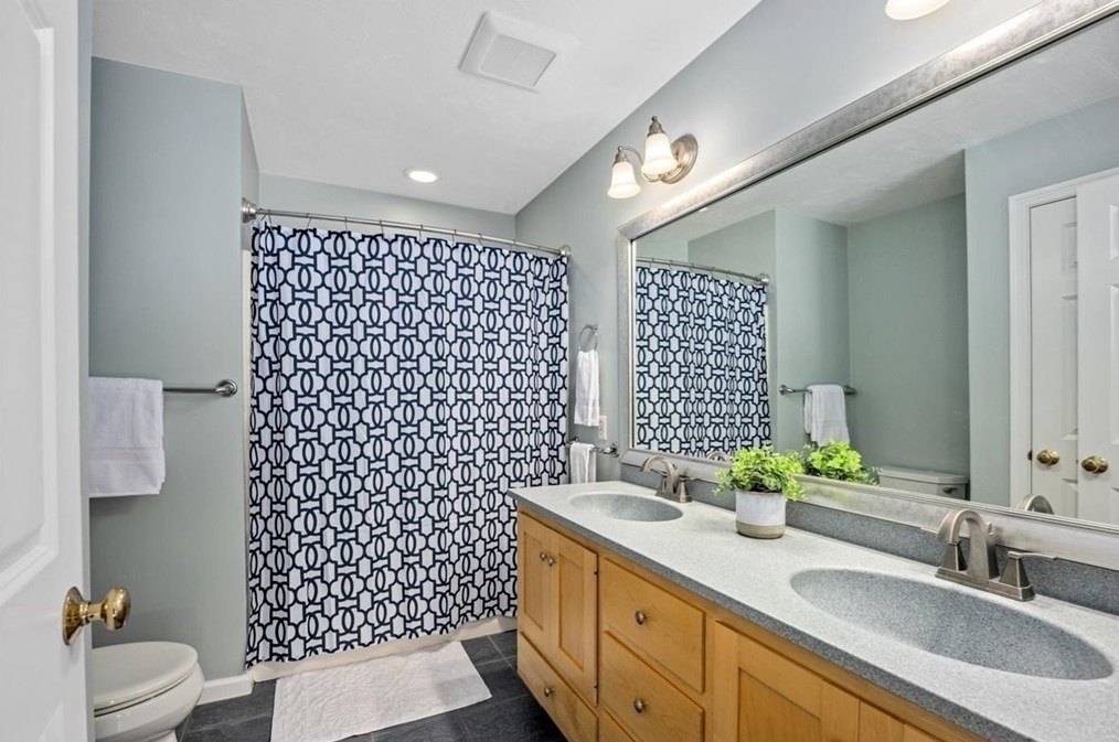 132 Pleasant St, Northborough MA 01532-1736 exterior