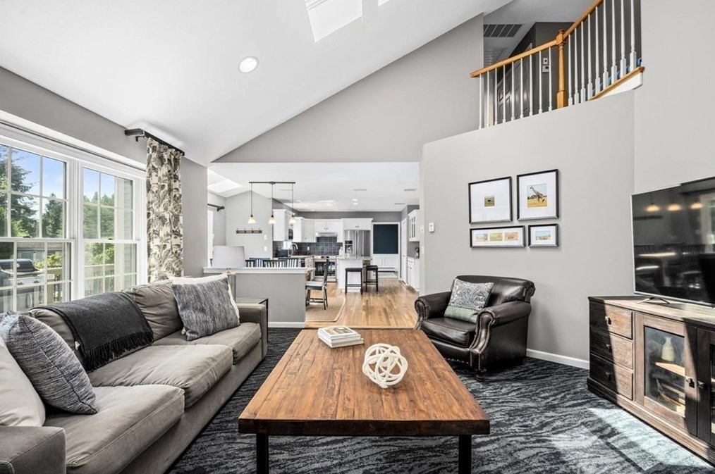 132 Pleasant St, Northborough MA 01532-1736 exterior