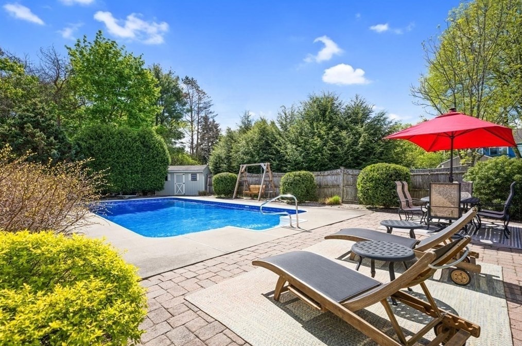 132 Pleasant St, Northborough MA 01532-1736 exterior