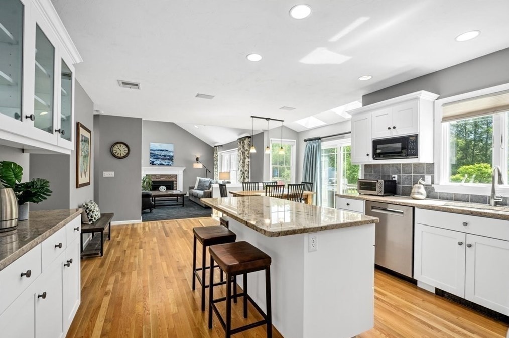 132 Pleasant St, Northborough MA 01532-1736 exterior